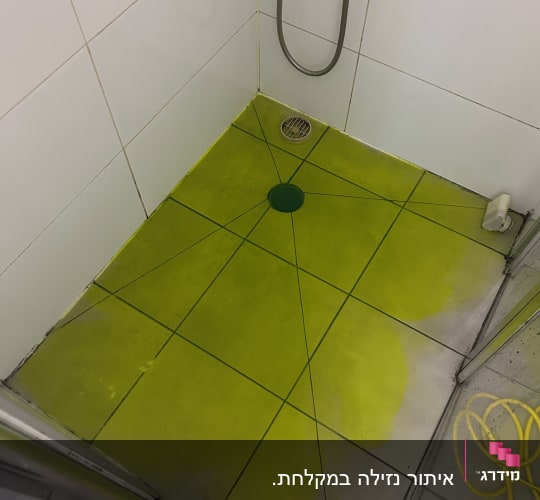 מקלחת עם רצפה צבועה בצבע ירוק